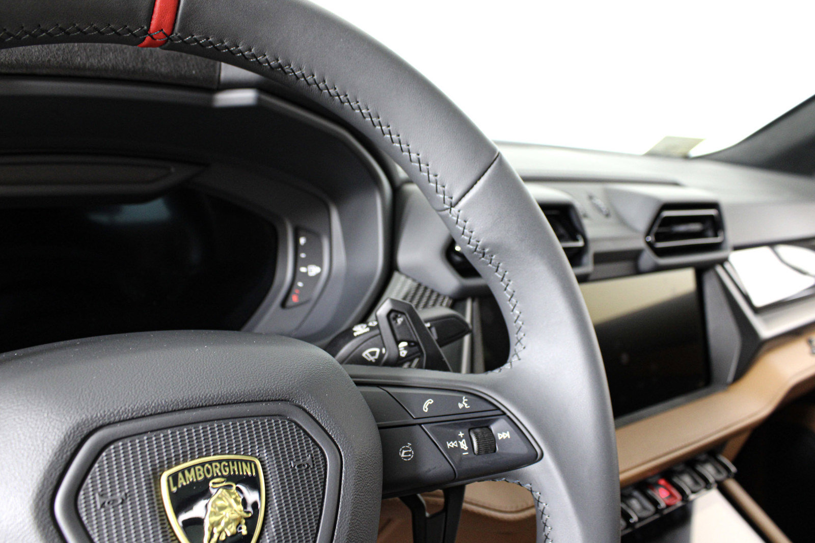 Used 2025 Lamborghini Urus SE AWD/4WD image 45