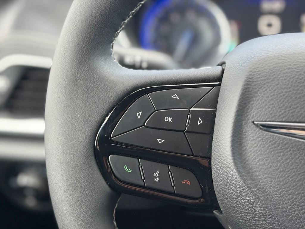 Certified 2025 Chrysler Pacifica Limited FWD image 27