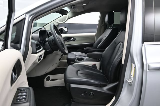Certified 2024 Chrysler Pacifica Touring-L FWD image 18