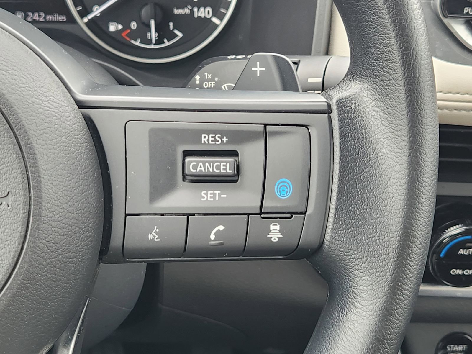 Used 2024 Nissan Rogue SV FWD image 32