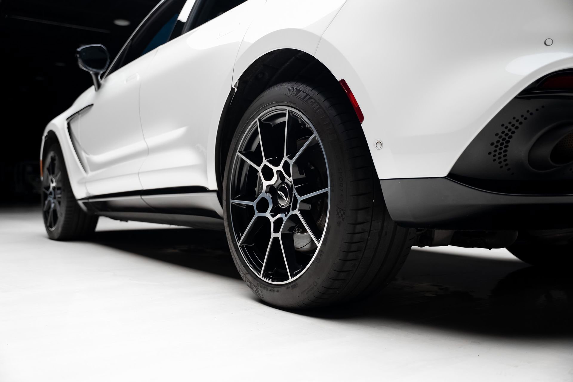 Used 2021 Aston Martin DBX AWD/4WD image 46