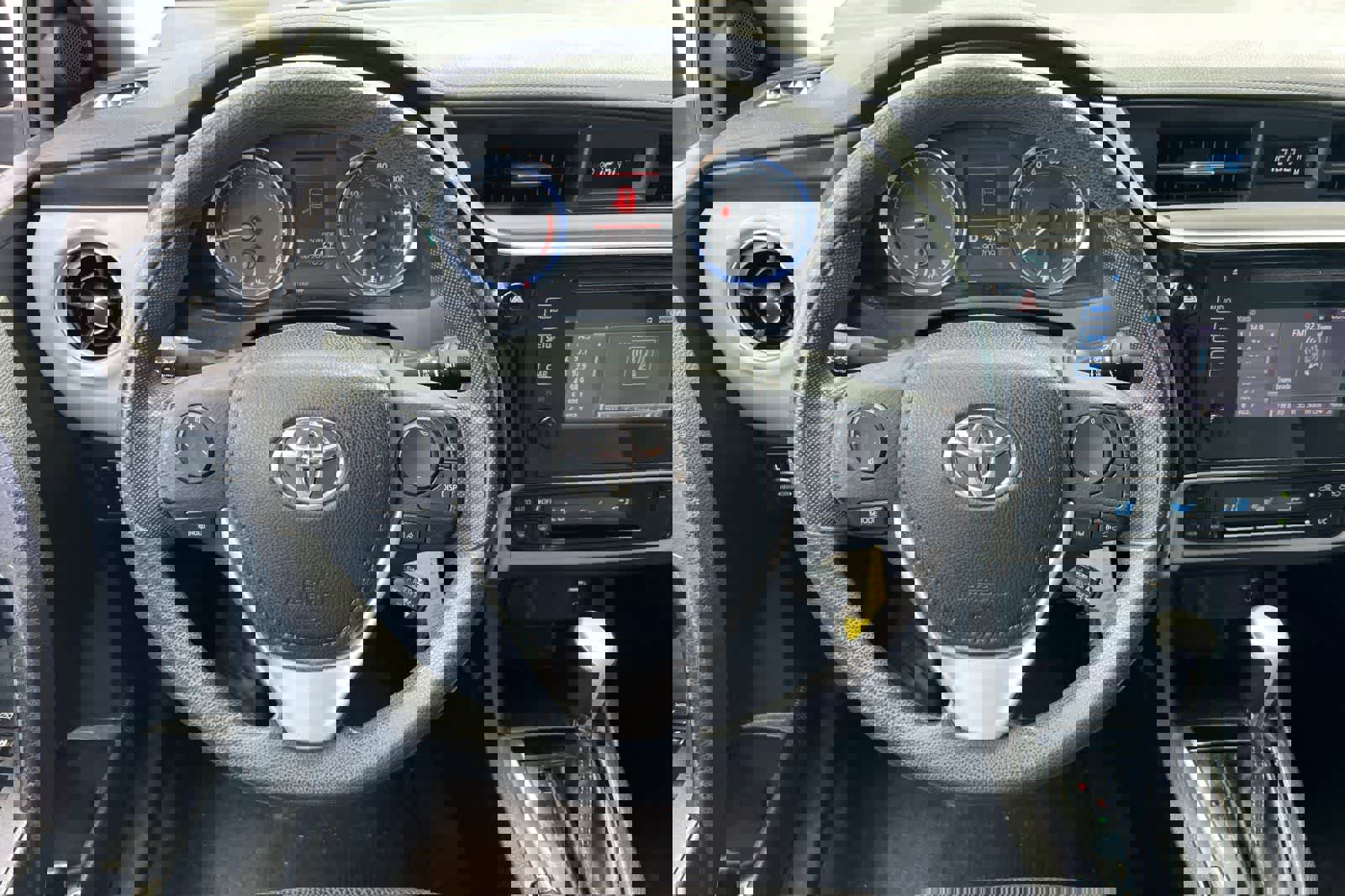 Used 2017 Toyota Corolla LE w/ Carpet Mat Package (TMS) FWD image 16