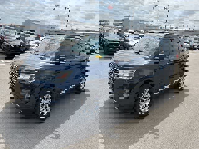 Used 2017 Ford Explorer XLT w/ Equipment Group 202A image 14