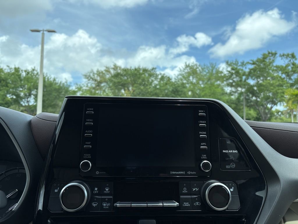 Used 2020 Toyota Highlander XLE FWD image 24