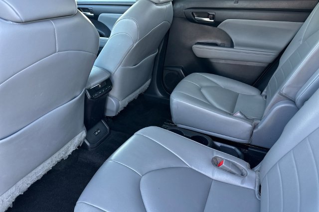 Used 2023 Toyota Highlander XLE AWD/4WD image 14