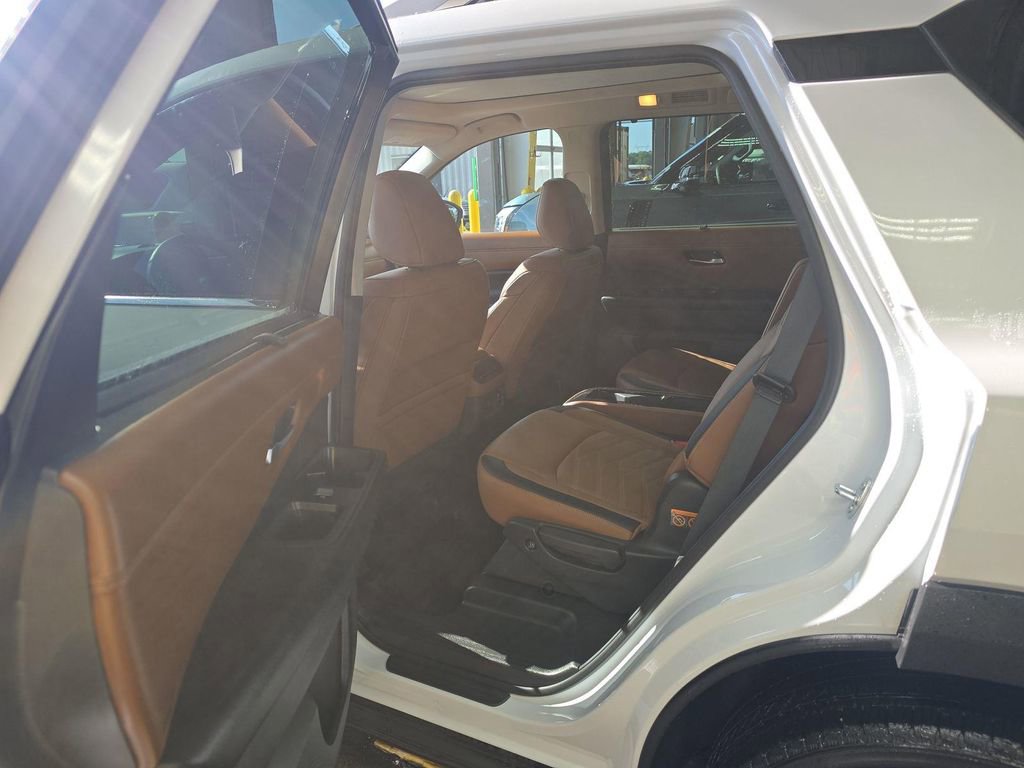 Used 2025 Nissan Pathfinder Platinum image 16