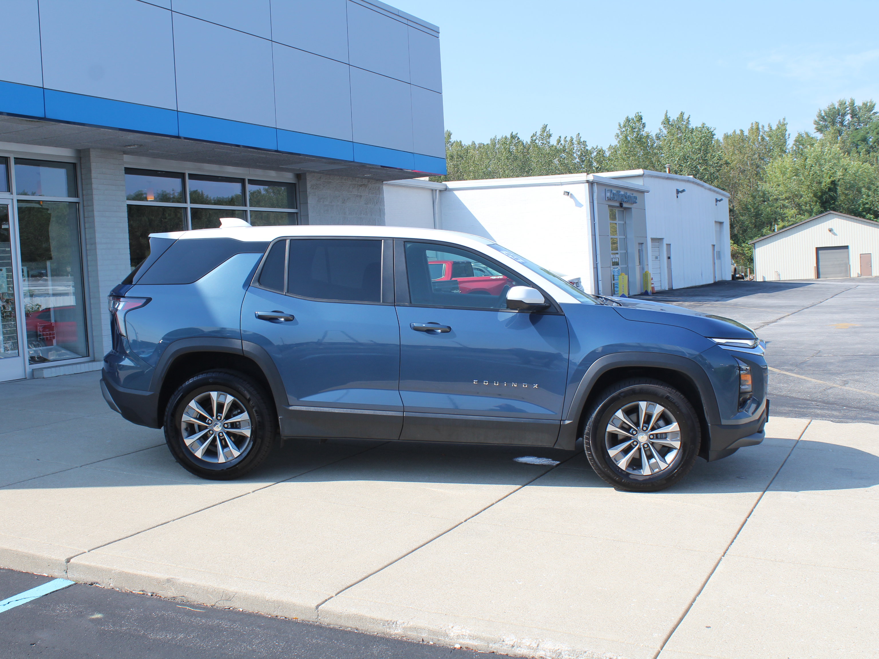 Used 2025 Chevrolet Equinox LT w/ Safety and Technology Package AWD/4WD image 5