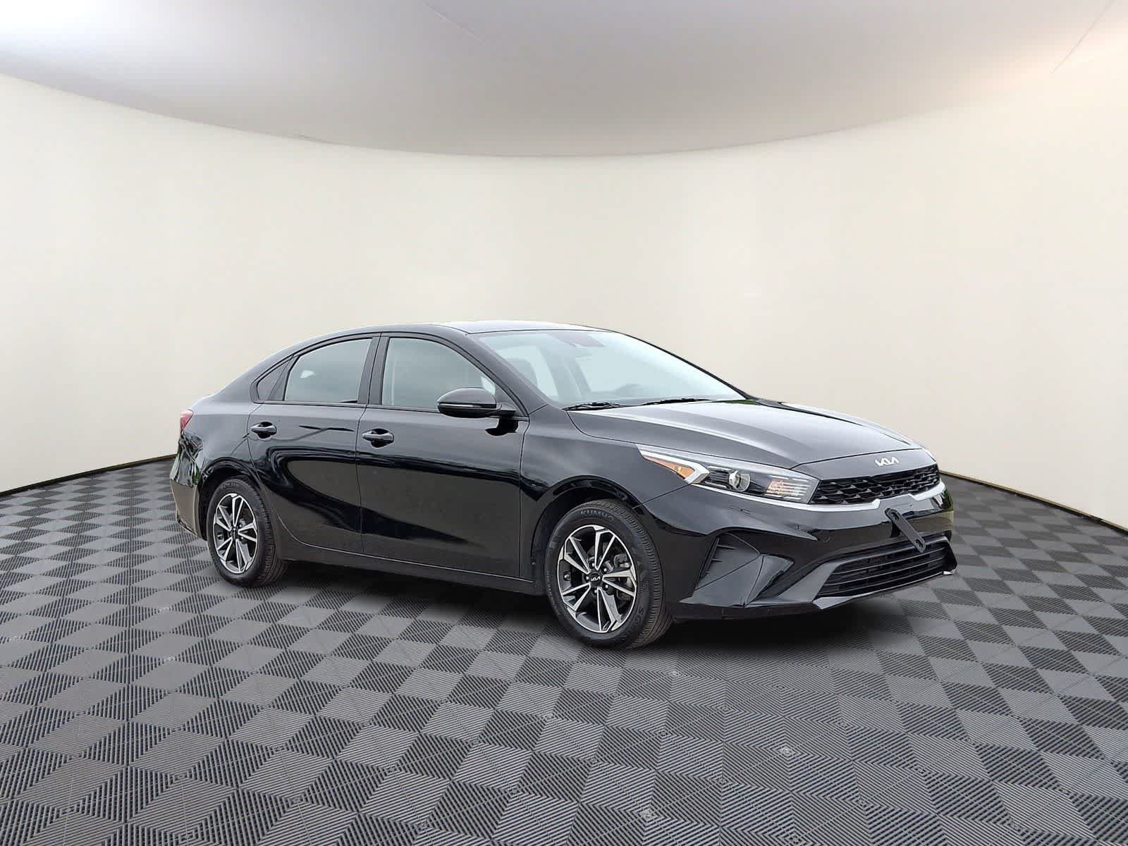 Used 2023 Kia Forte LXS w/ LXS Technology Package FWD image 4