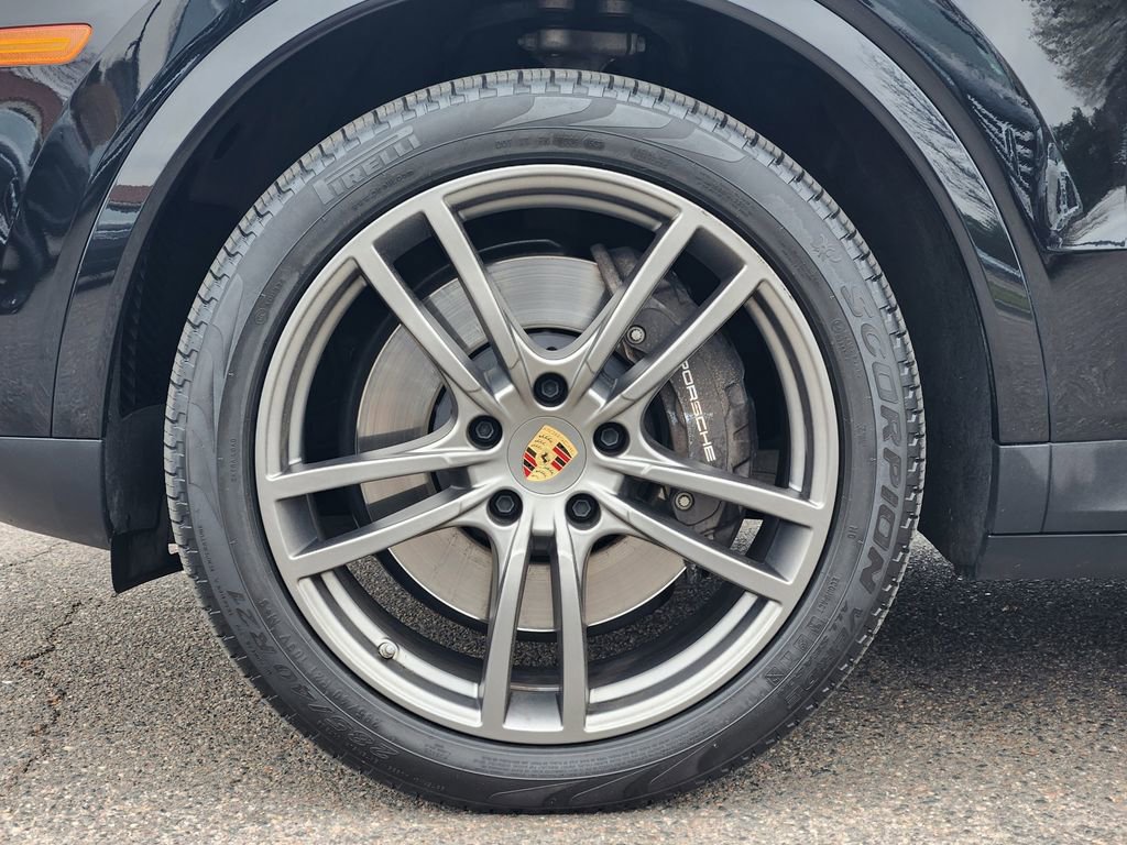 Used 2023 Porsche Cayenne Platinum Edition image 10