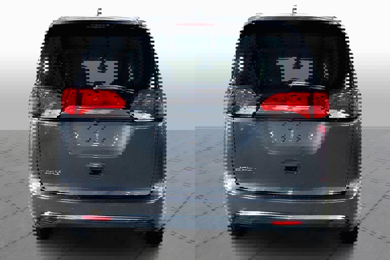 Used 2018 Chrysler Pacifica Touring-L image 4