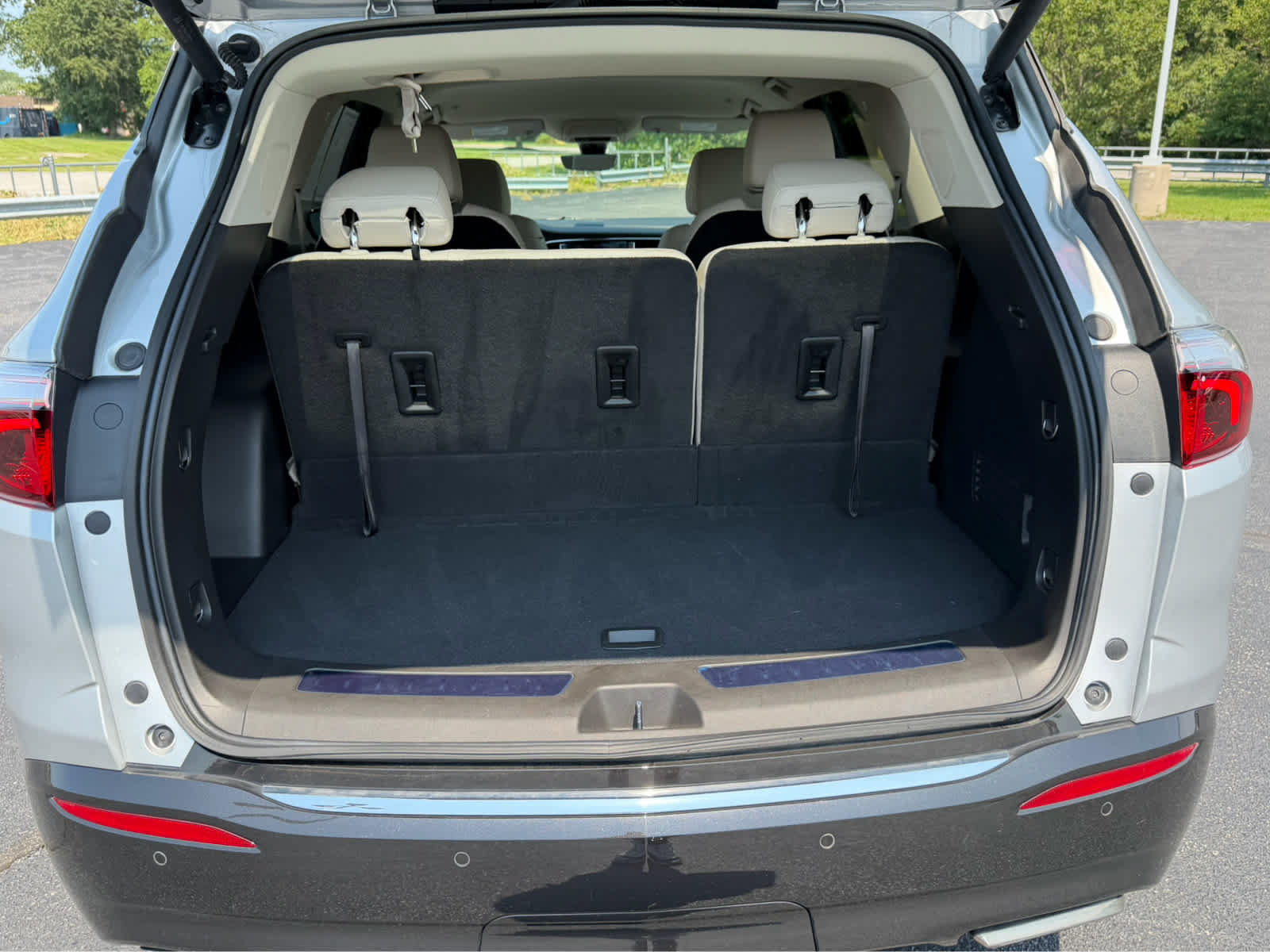 Used 2022 Buick Enclave Premium w/ Surround and Sites Package AWD/4WD image 9