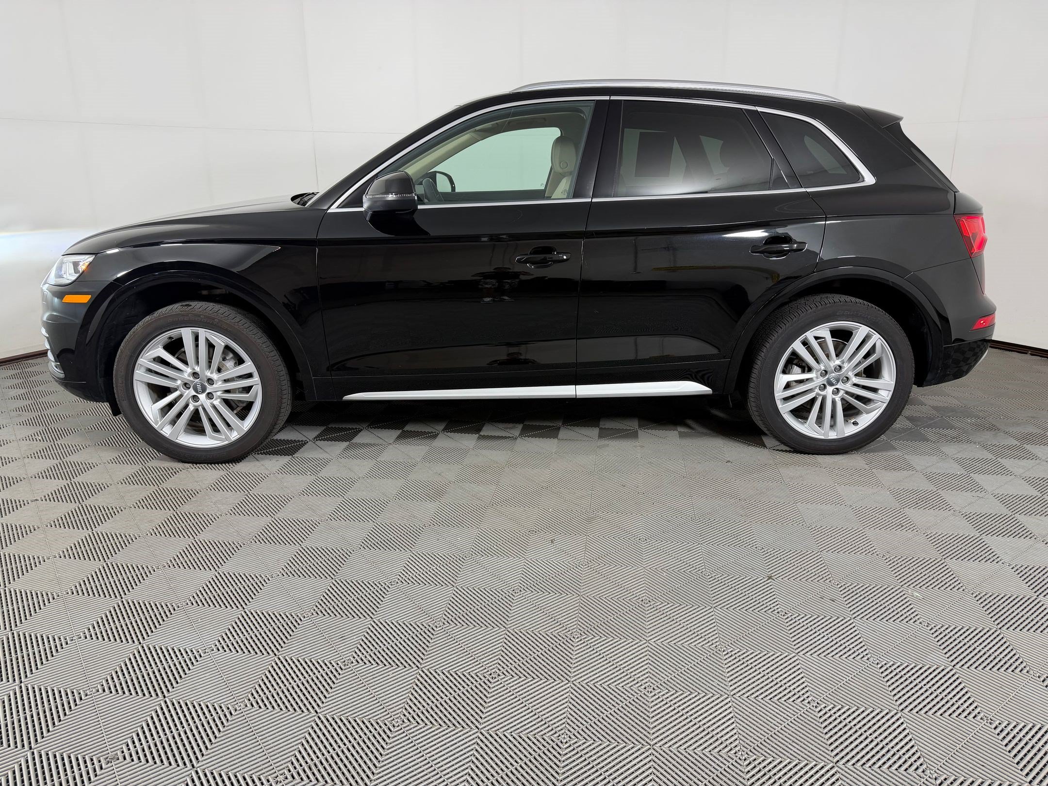Used 2018 Audi Q5 Premium w/ Premium Plus Package AWD/4WD image 2