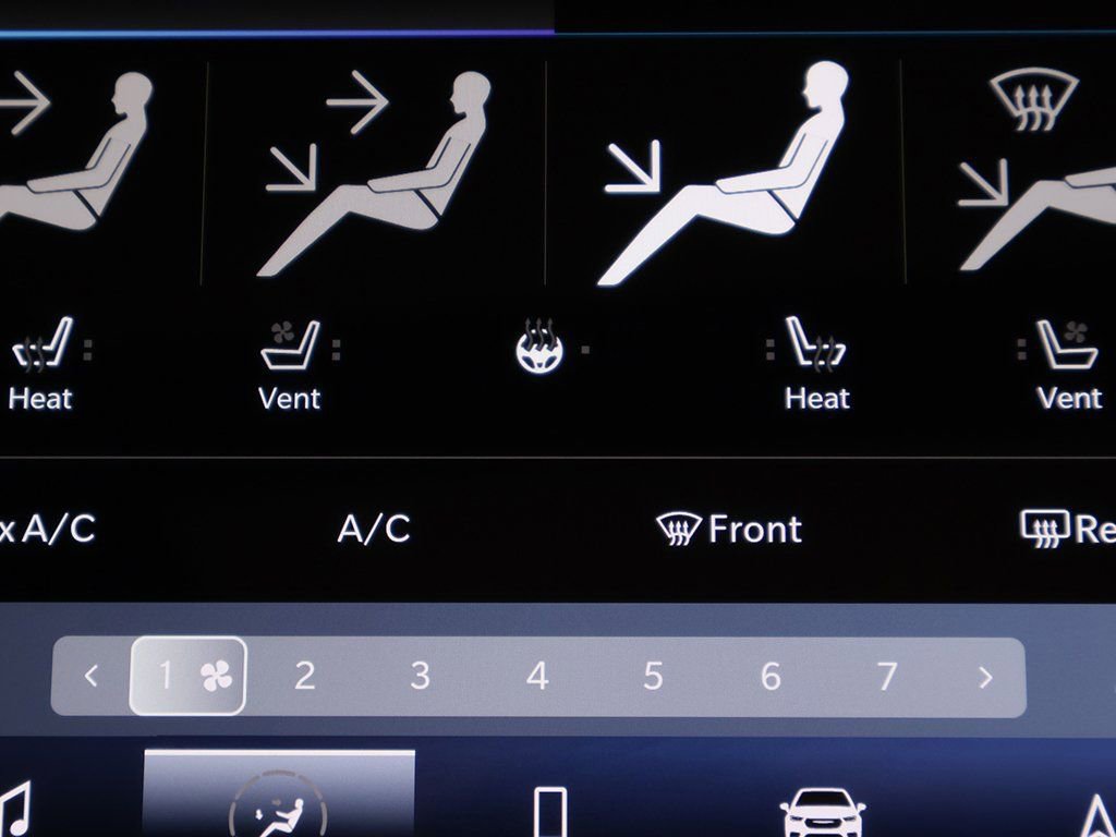 Used 2023 Chrysler Pacifica Limited w/ Uconnect Theater Family Group image 49