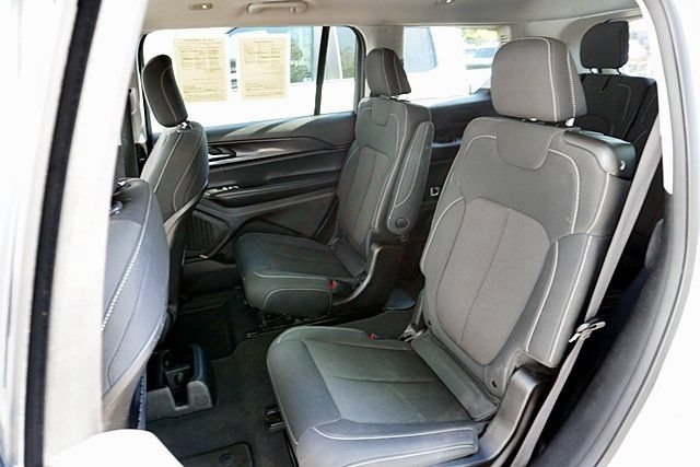 Used 2023 Jeep Grand Cherokee L Laredo RWD image 16