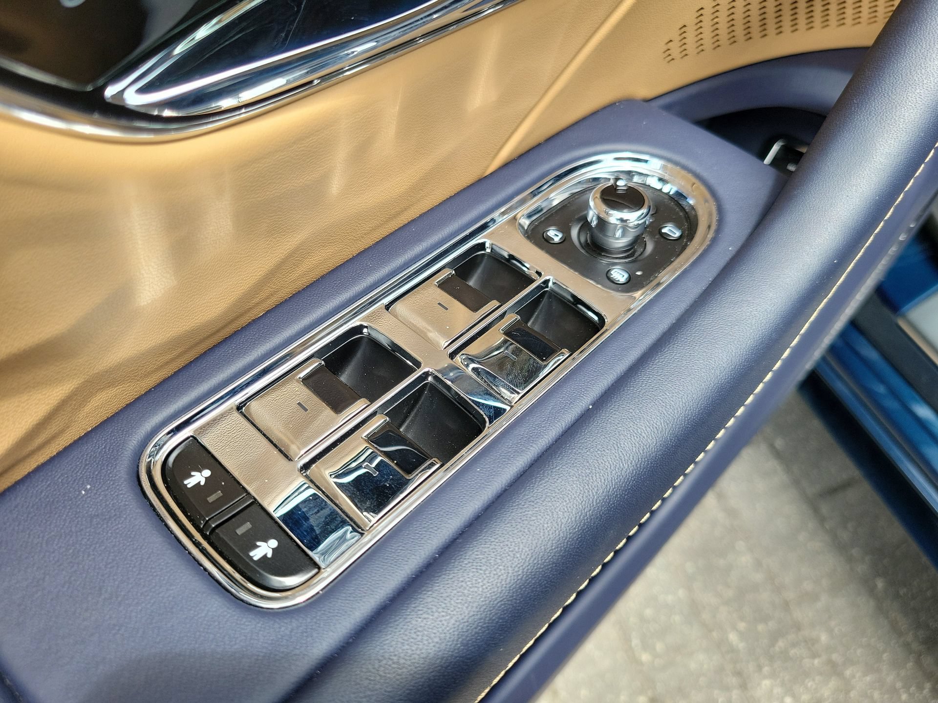 Used 2025 Bentley Flying Spur Plug-In Hybrid AWD/4WD image 50