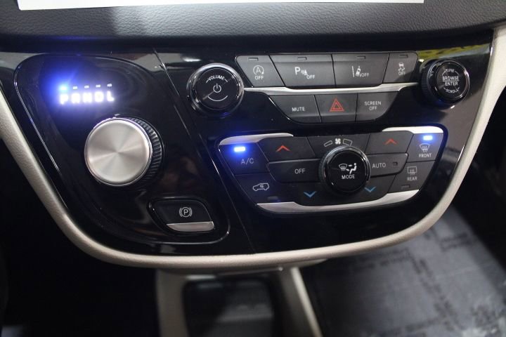 Used 2023 Chrysler Pacifica Touring-L image 29