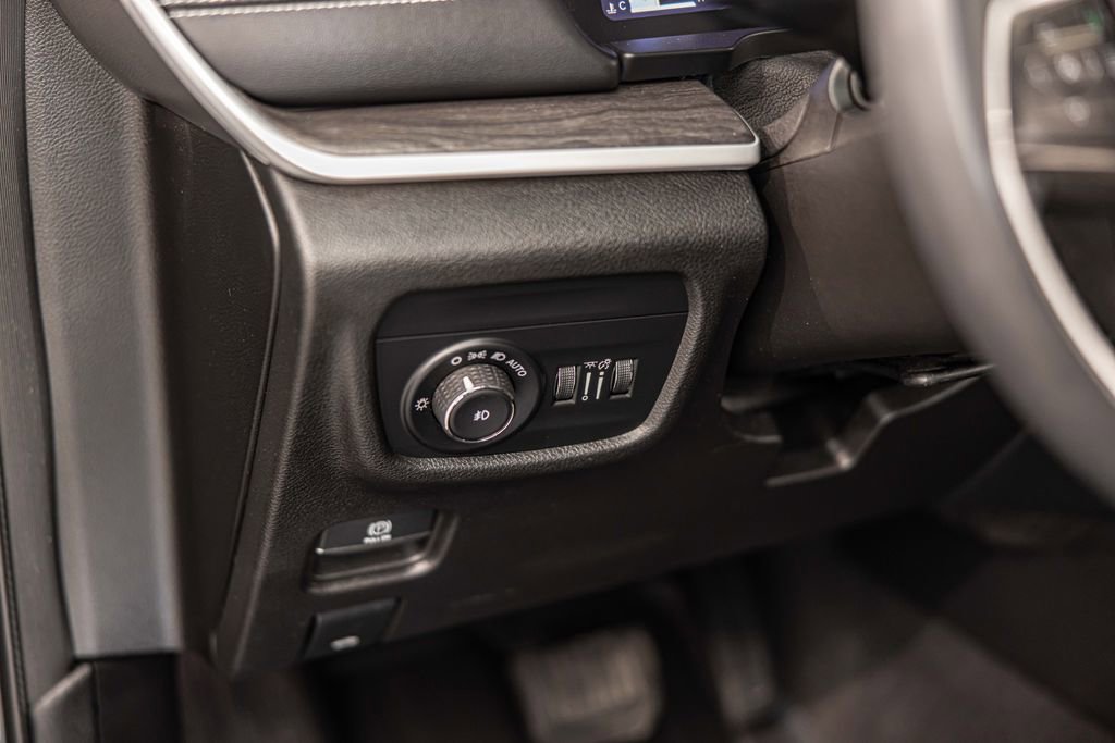 Used 2023 Jeep Grand Cherokee L Limited w/ Black Appearance Package image 22