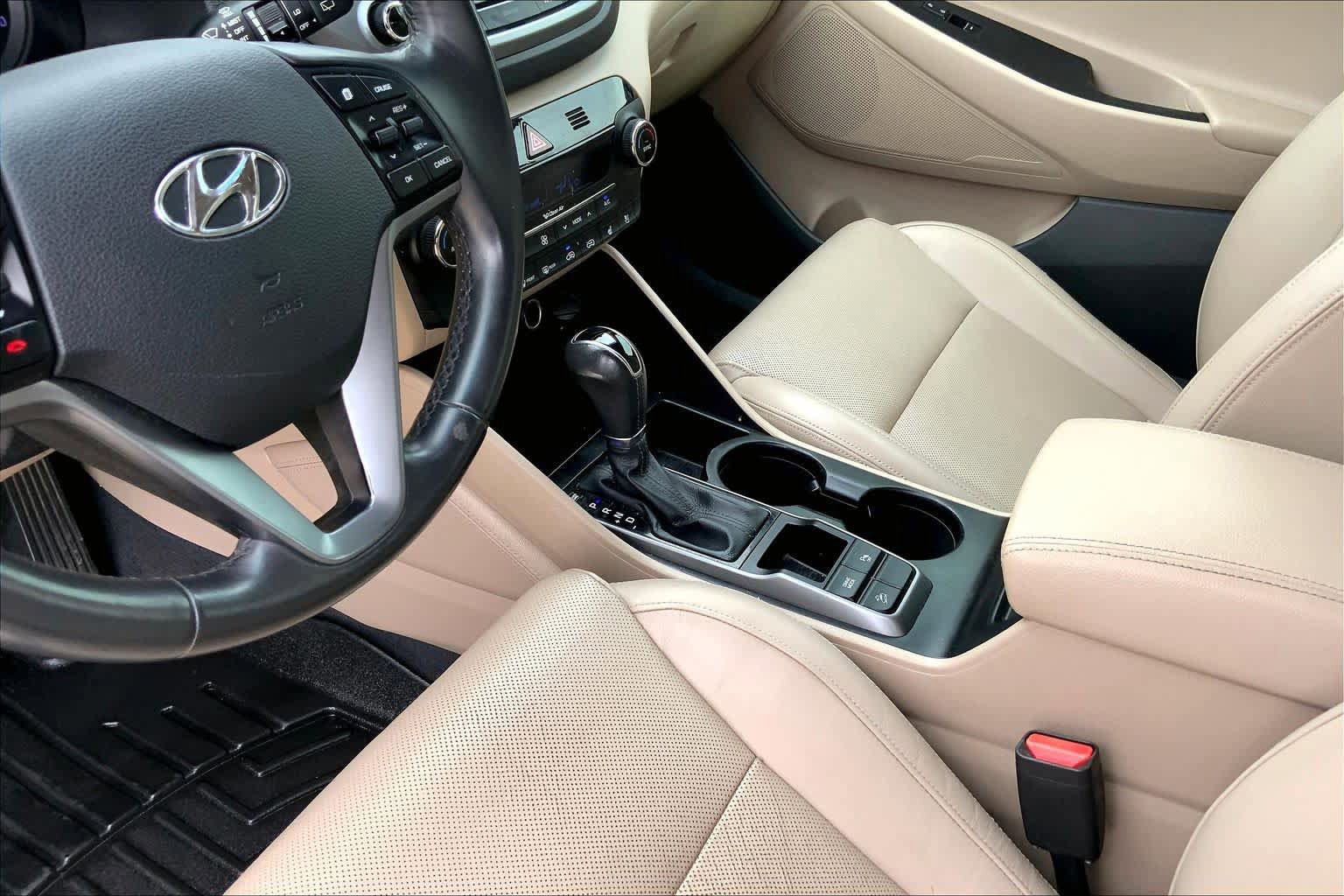Used 2016 Hyundai Tucson Limited w/ Option Group 03 FWD image 17