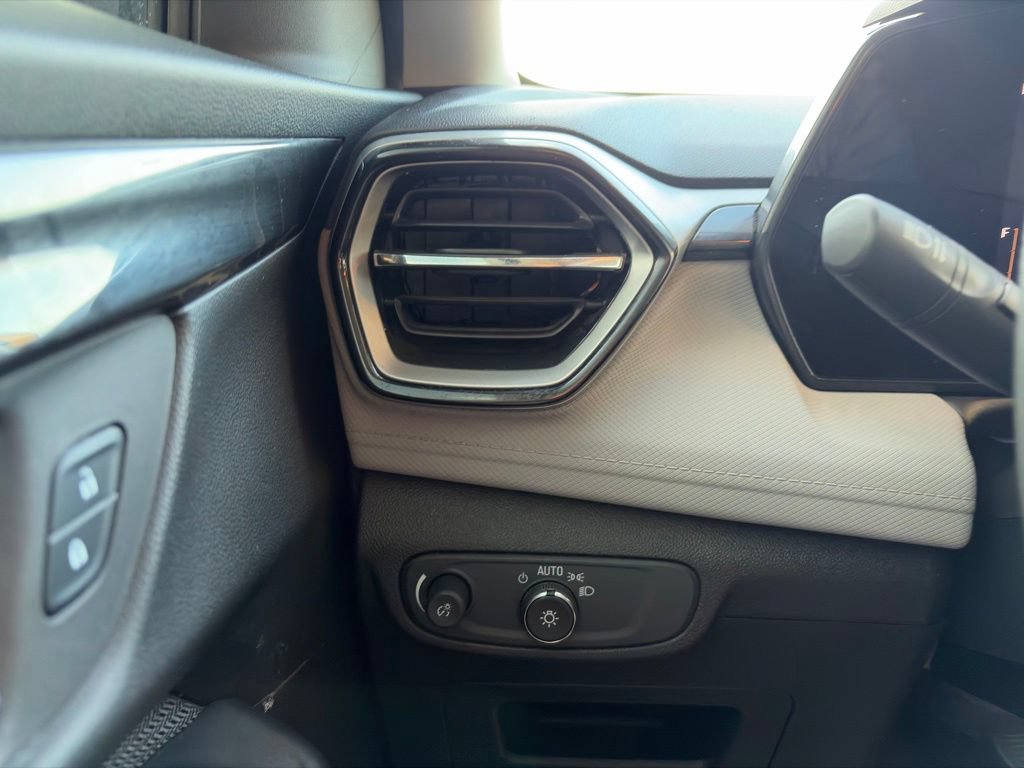 Used 2025 Chevrolet TrailBlazer LS w/ LS Convenience Package FWD image 13