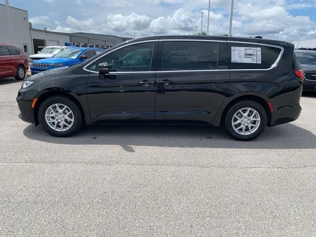 New 2026 Chrysler Pacifica Select image 4