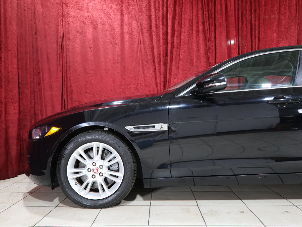 Used 2019 Jaguar XE Premium RWD image 4