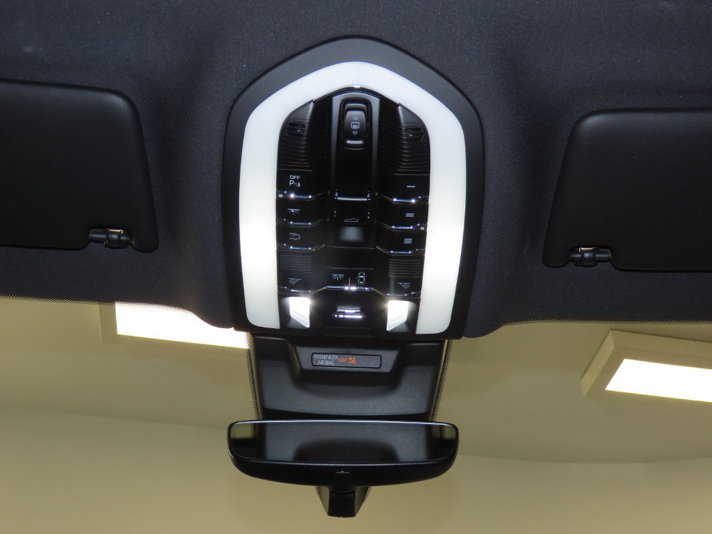 Certified 2023 Porsche Macan AWD/4WD image 29