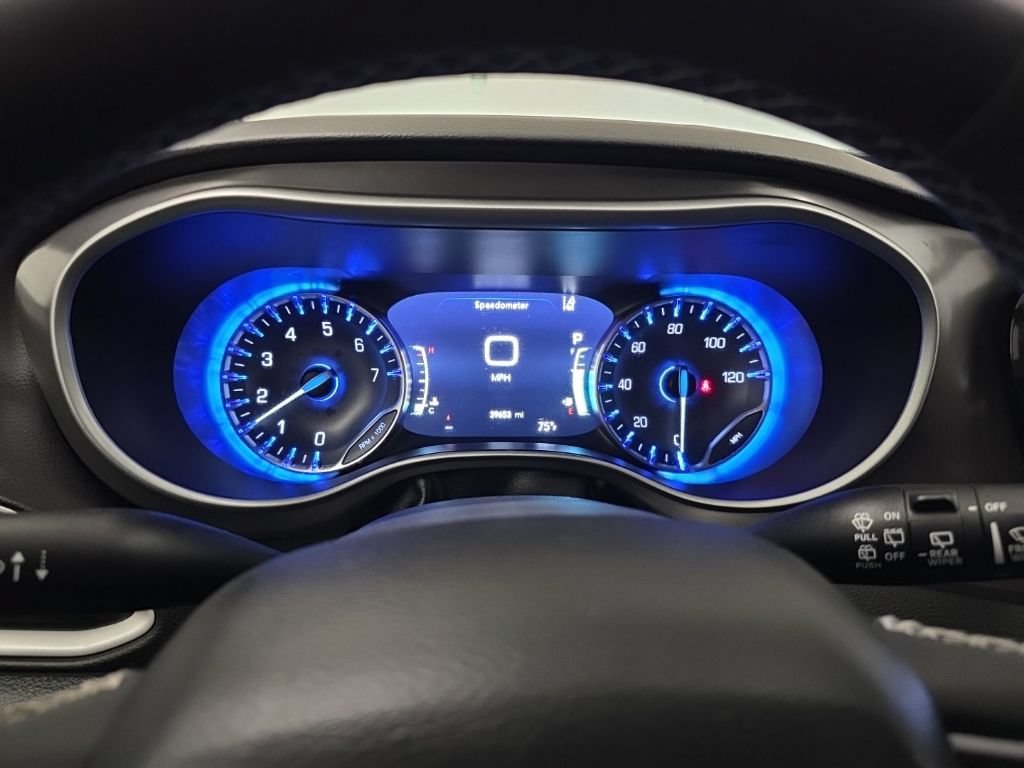 Used 2025 Chrysler Pacifica Select FWD image 17