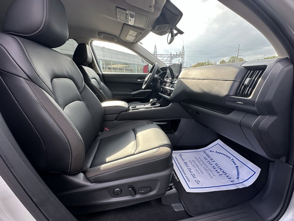 Used 2024 Nissan Pathfinder SL w/ Lighting Package (N92) image 10