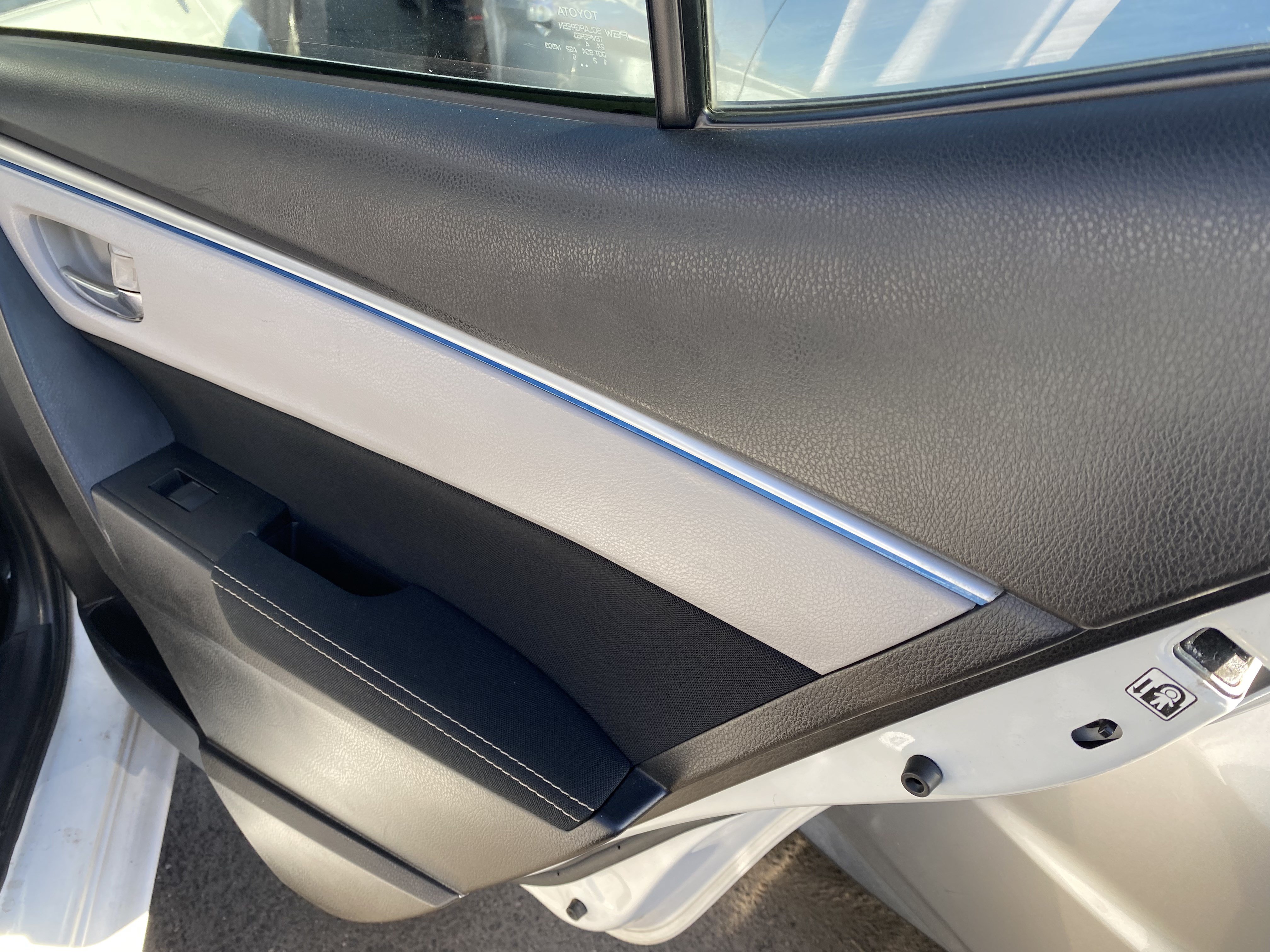Used 2015 Toyota Corolla LE FWD image 13