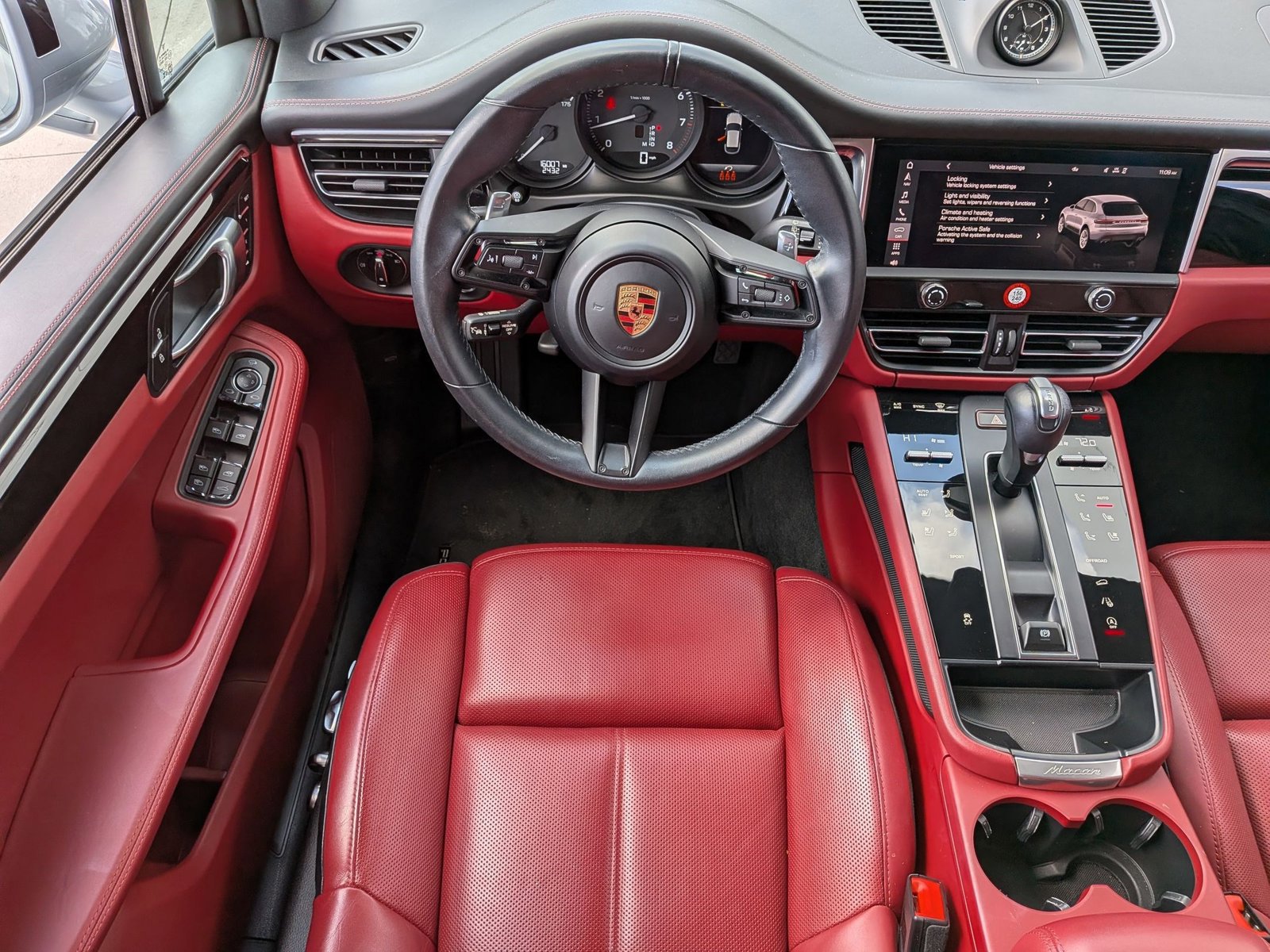 Certified 2024 Porsche Macan image 16