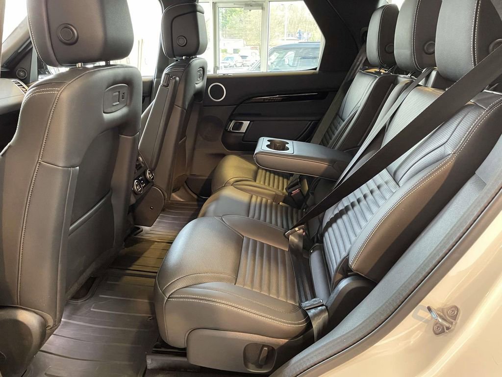 Used 2025 Land Rover Discovery S image 17