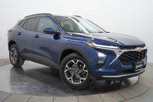 Used 2024 Chevrolet Trax LT w/ LT Convenience Package FWD image 3