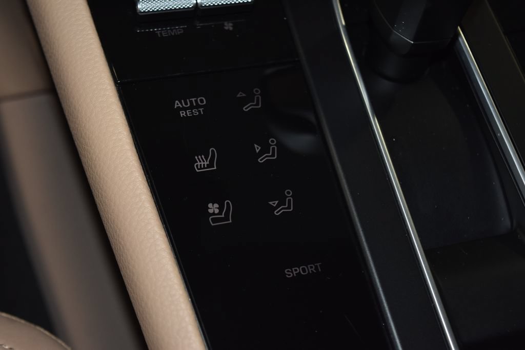 Certified 2025 Porsche Macan AWD/4WD image 16