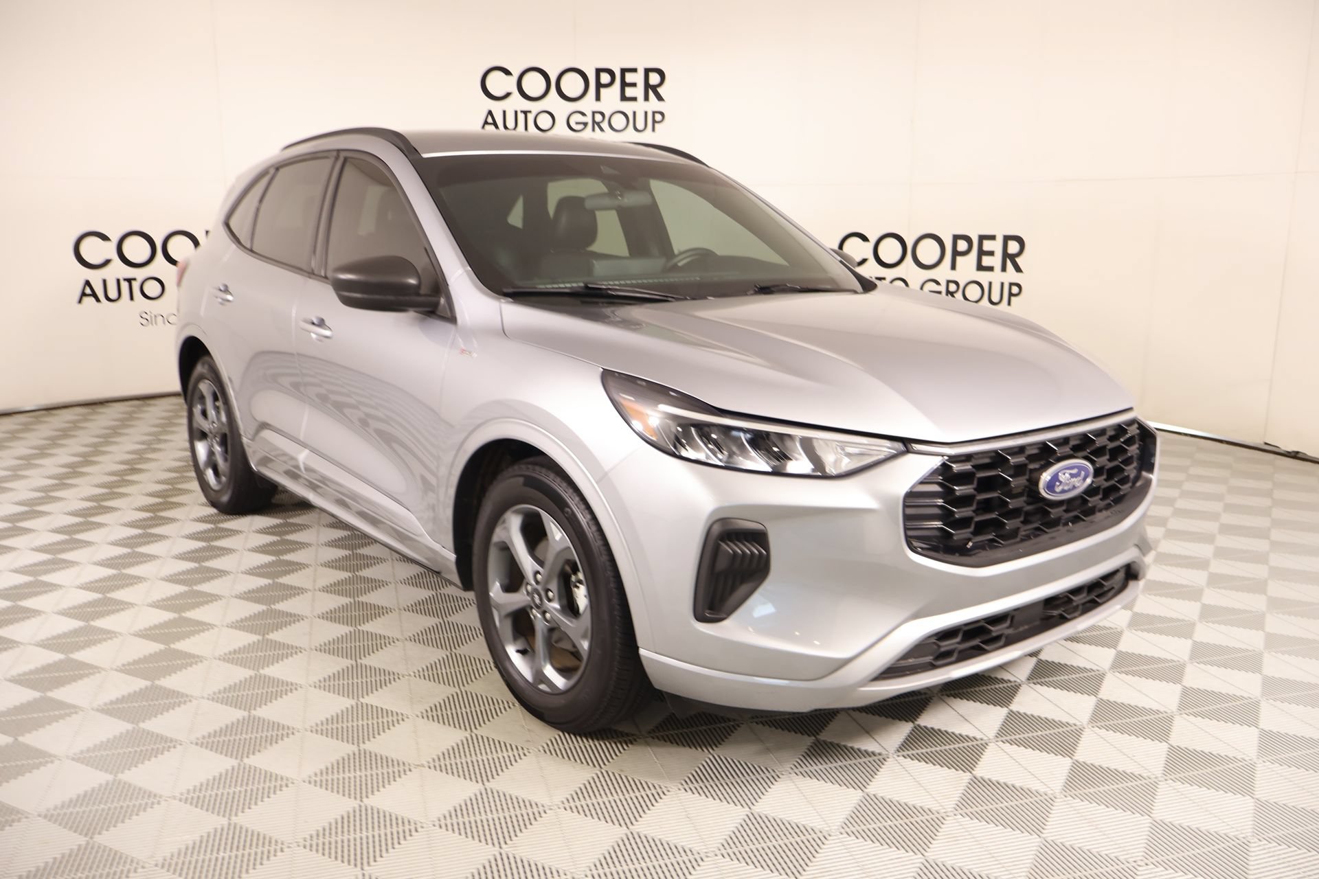 Used 2023 Ford Escape ST-Line w/ Tech Pack #1 FWD image 1