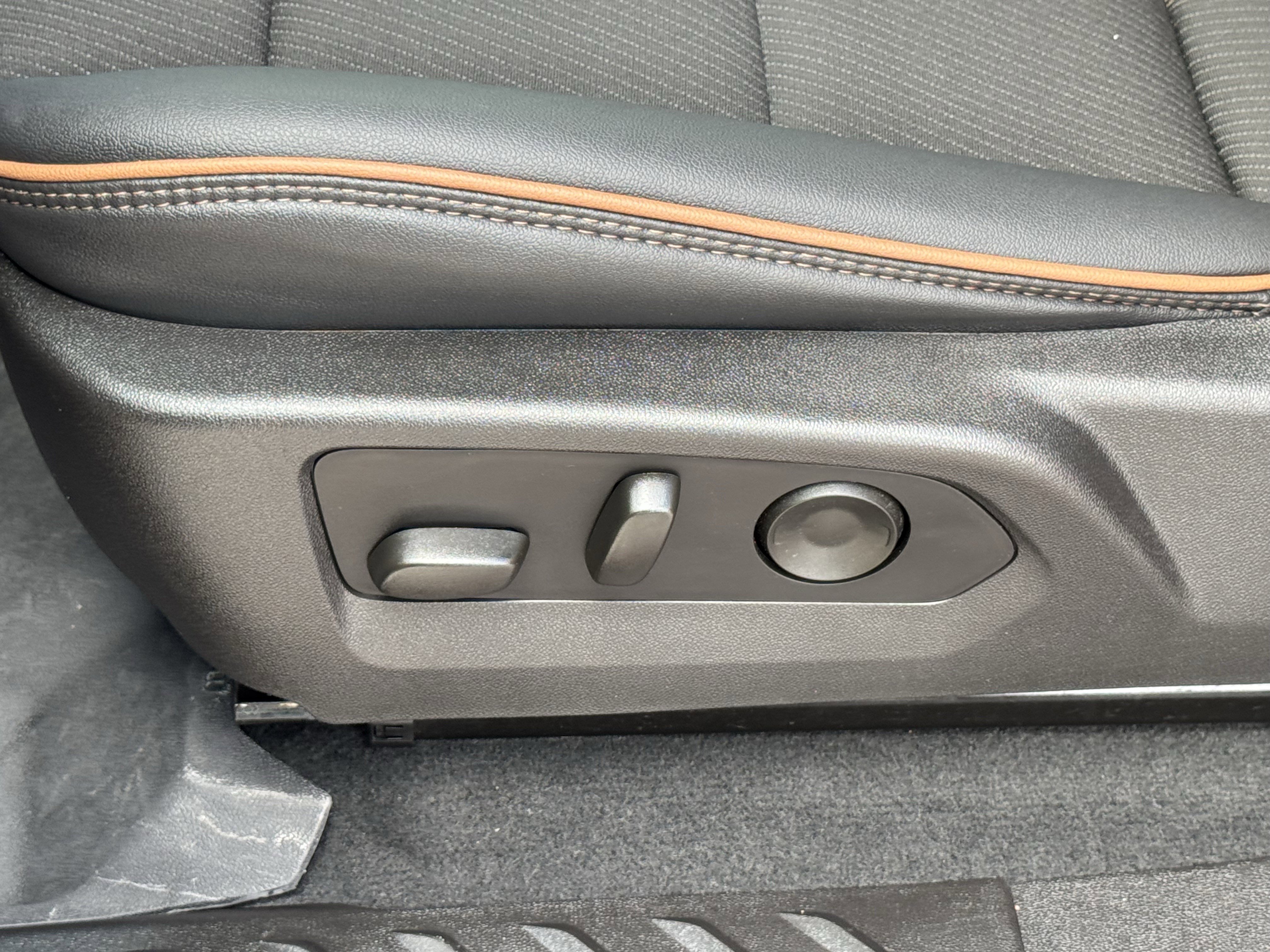 Used 2024 GMC Canyon AT4 w/ Technology Package image 28