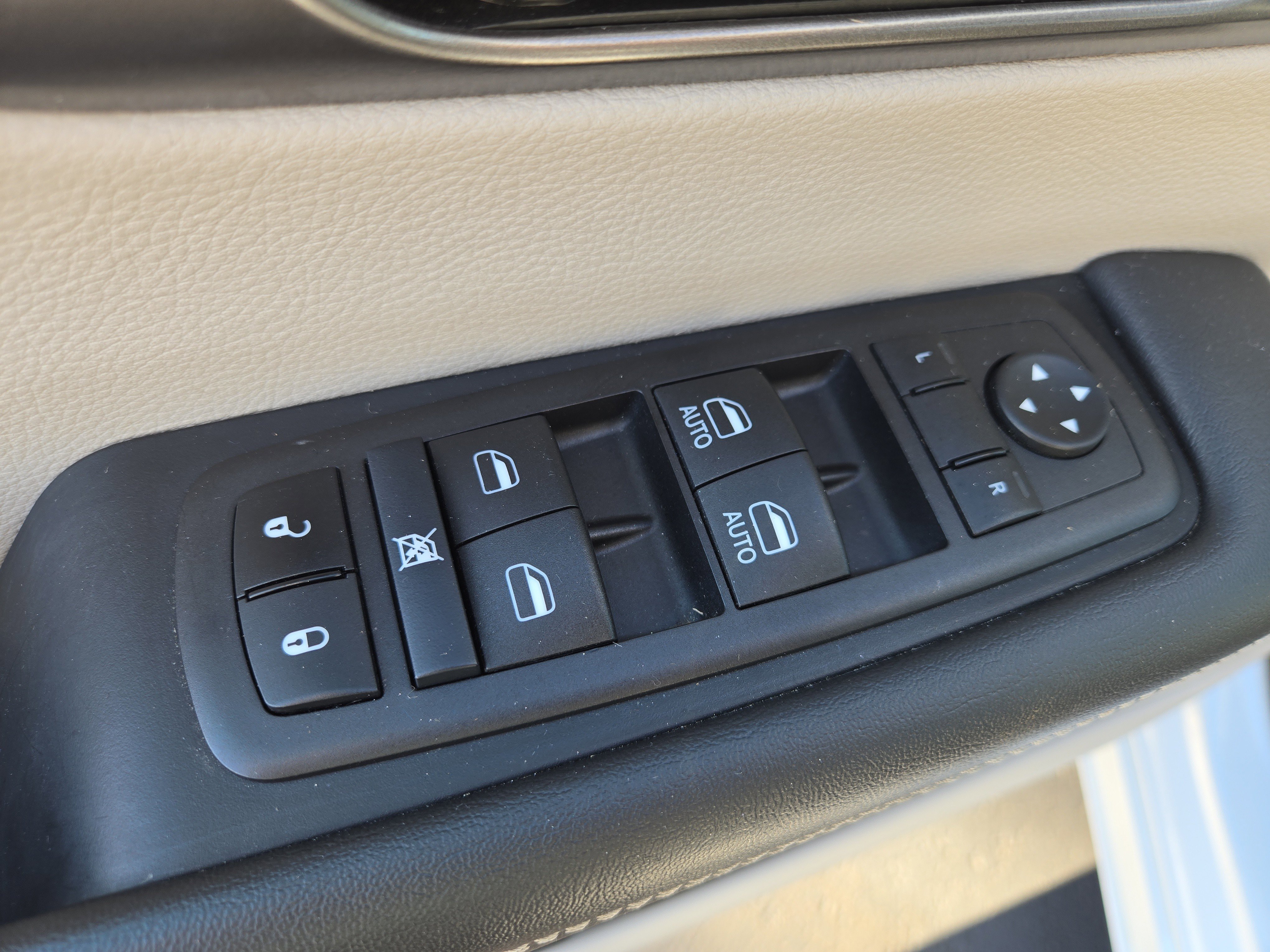 Used 2024 Chrysler Pacifica Touring-L image 15