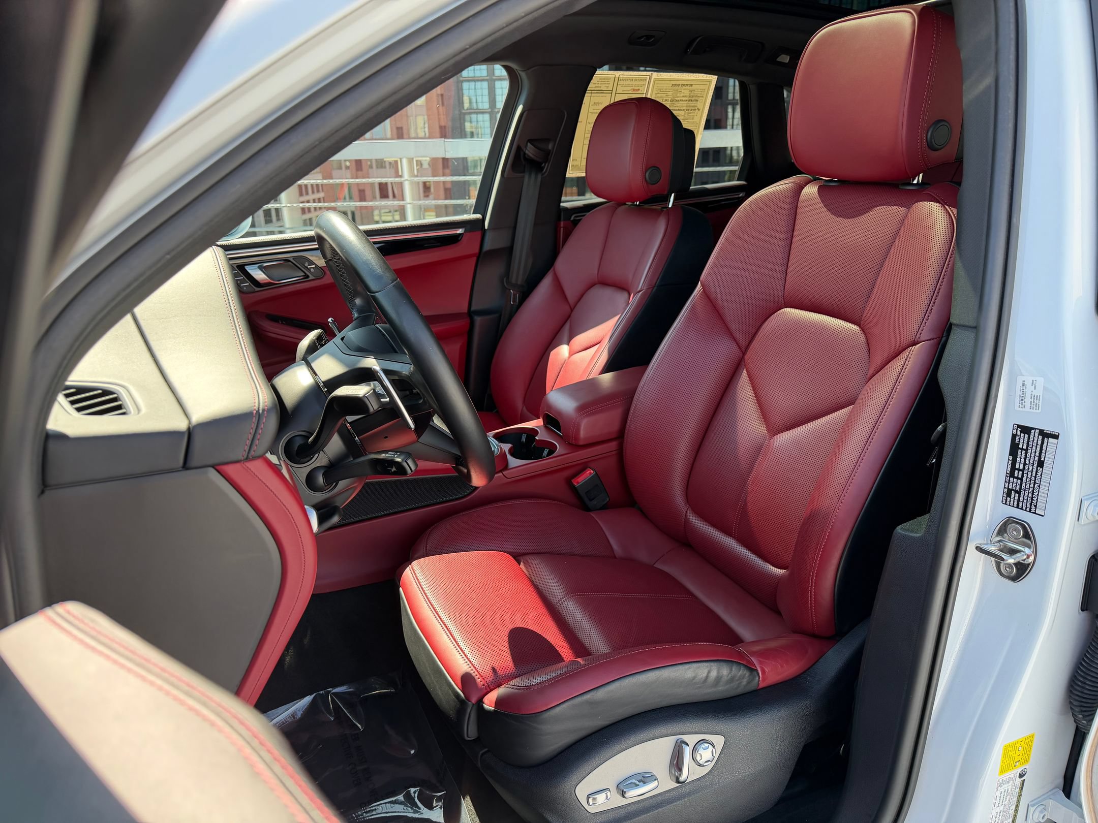 Certified 2023 Porsche Macan AWD/4WD image 5