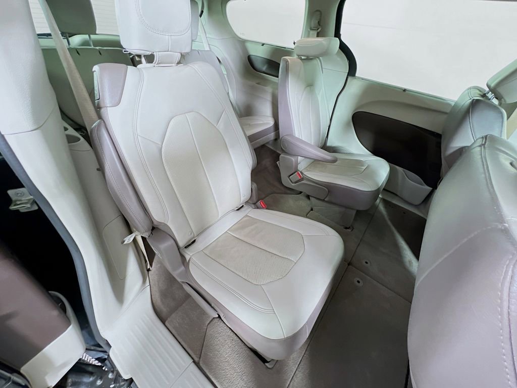 Used 2019 Chrysler Pacifica Touring-L w/ Advanced Safetytec Group FWD image 28