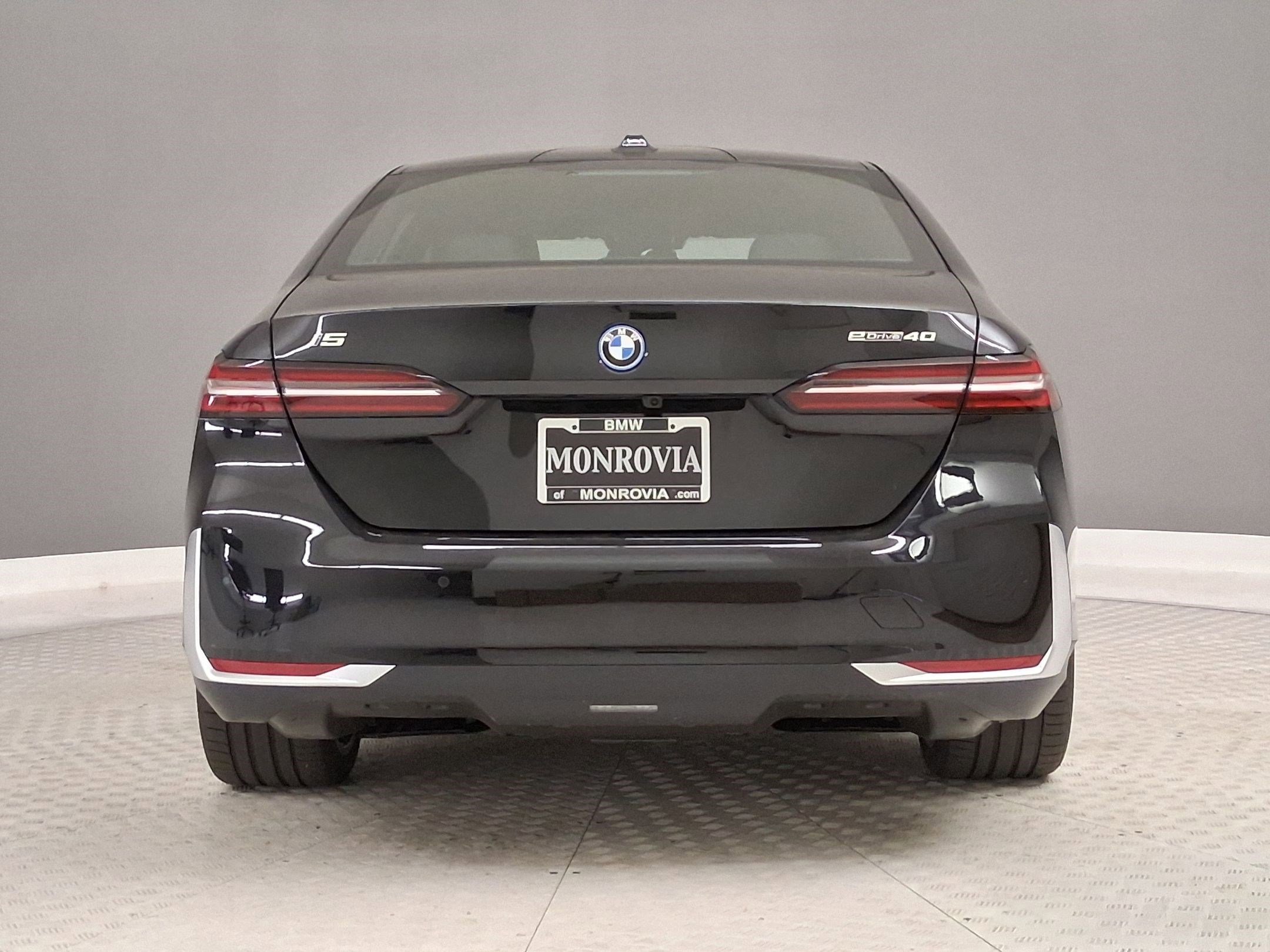 New 2026 BMW i5 eDrive40 w/ Convenience Package RWD image 8