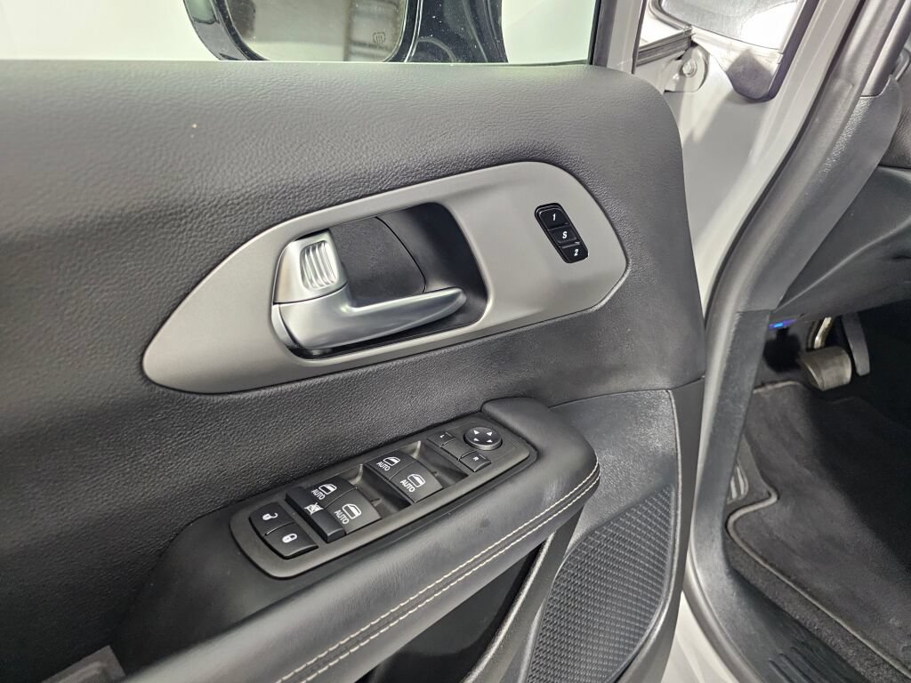 Used 2025 Chrysler Pacifica Select FWD image 19