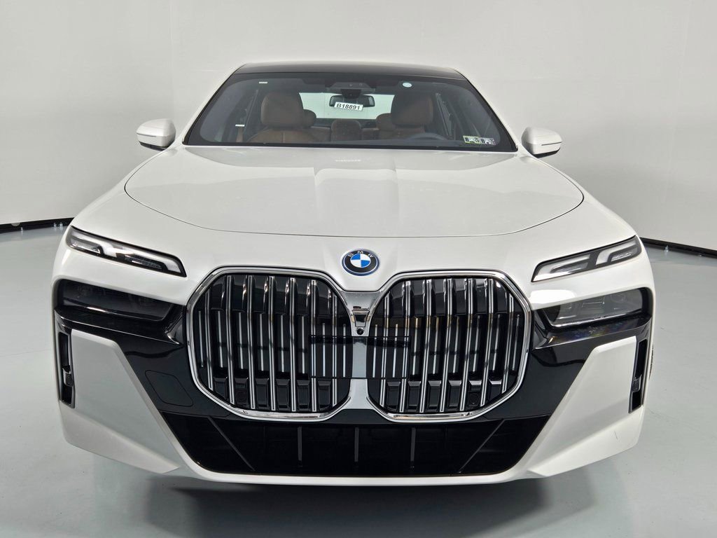 New 2026 BMW 750e xDrive image 2