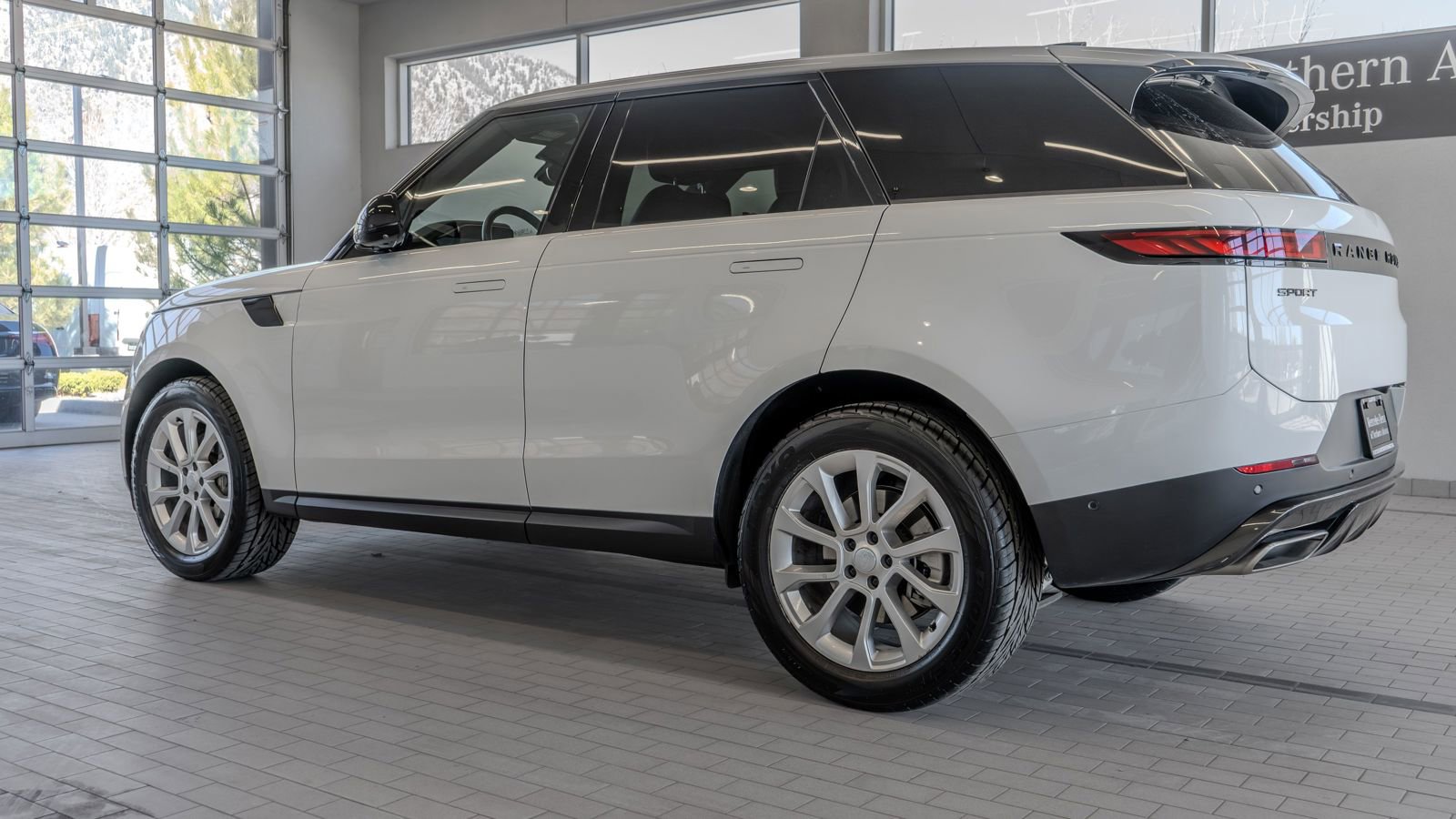 Used 2025 Land Rover Range Rover Sport SE AWD/4WD image 13