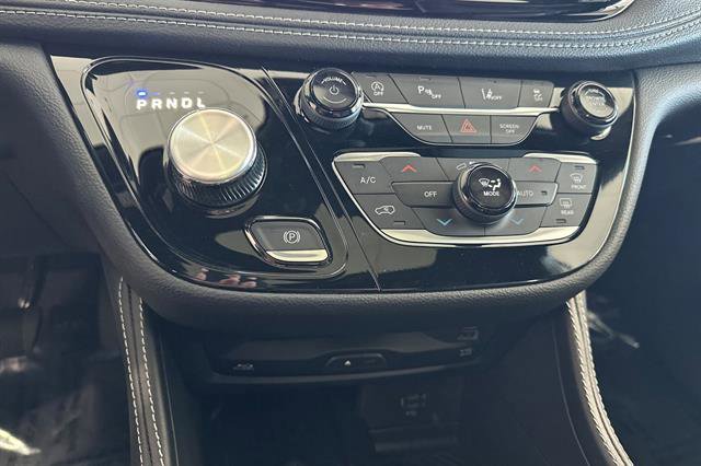 New 2026 Chrysler Pacifica Limited w/ Uconnect Theater Family Group image 18