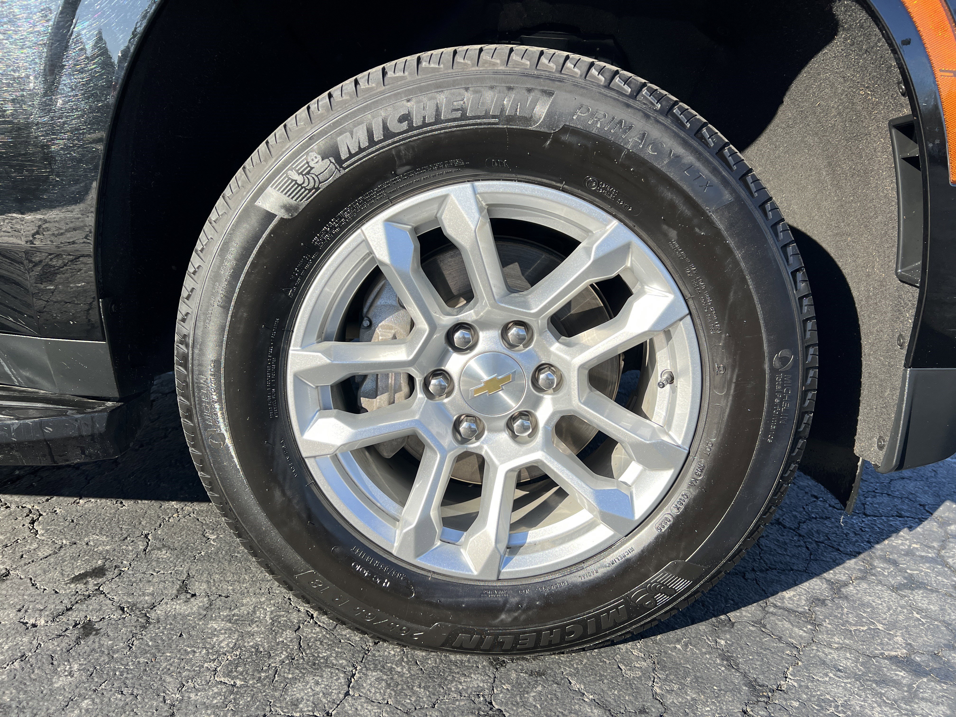 Used 2025 Chevrolet Suburban LT image 9