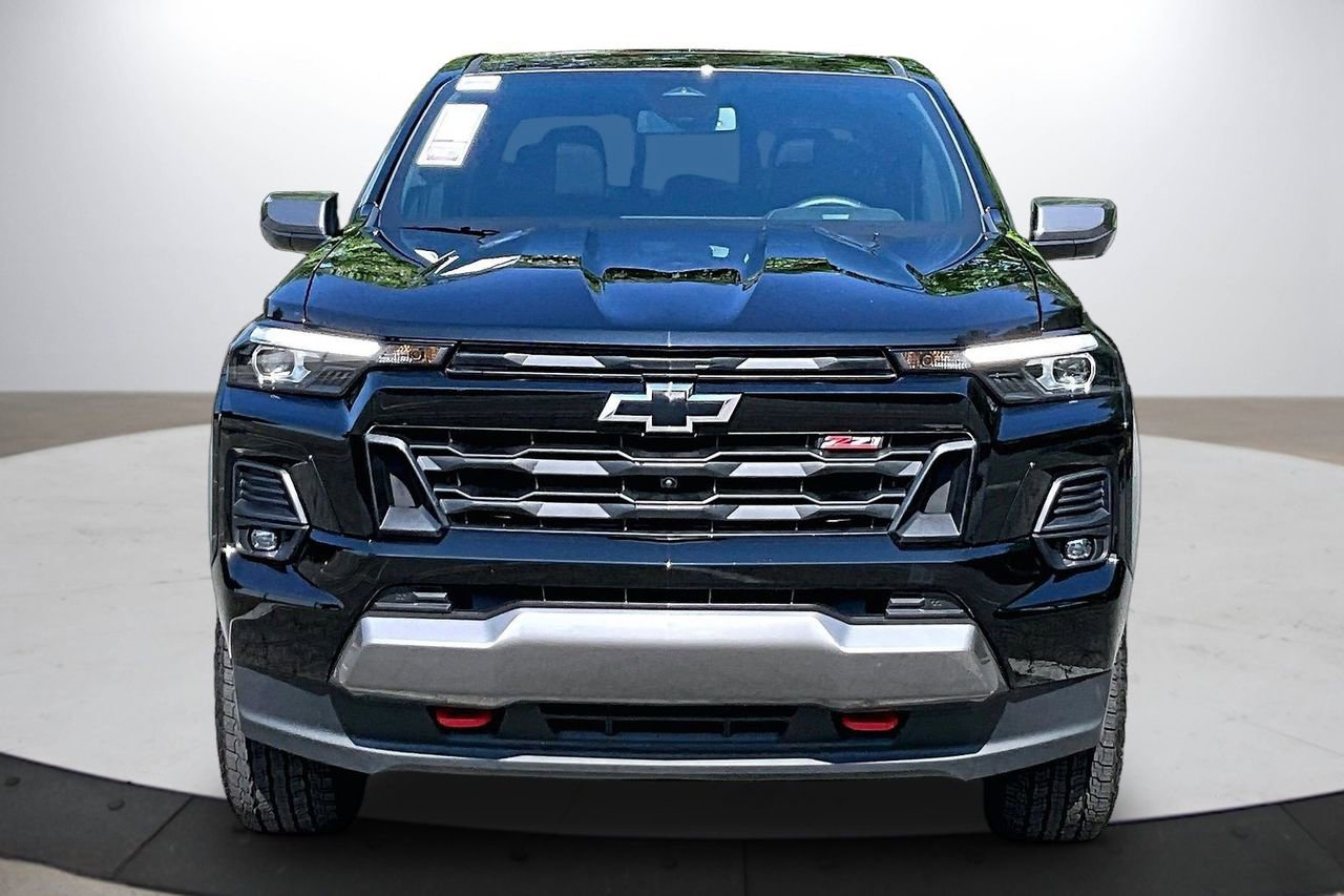 Used 2025 Chevrolet Colorado Z71 w/ Technology Package AWD/4WD image 3