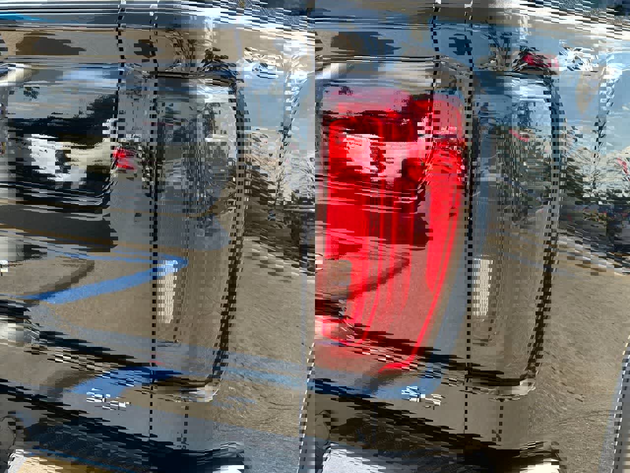 Used 2023 GMC Sierra 2500 SLT w/ SLT Premium Package image 32