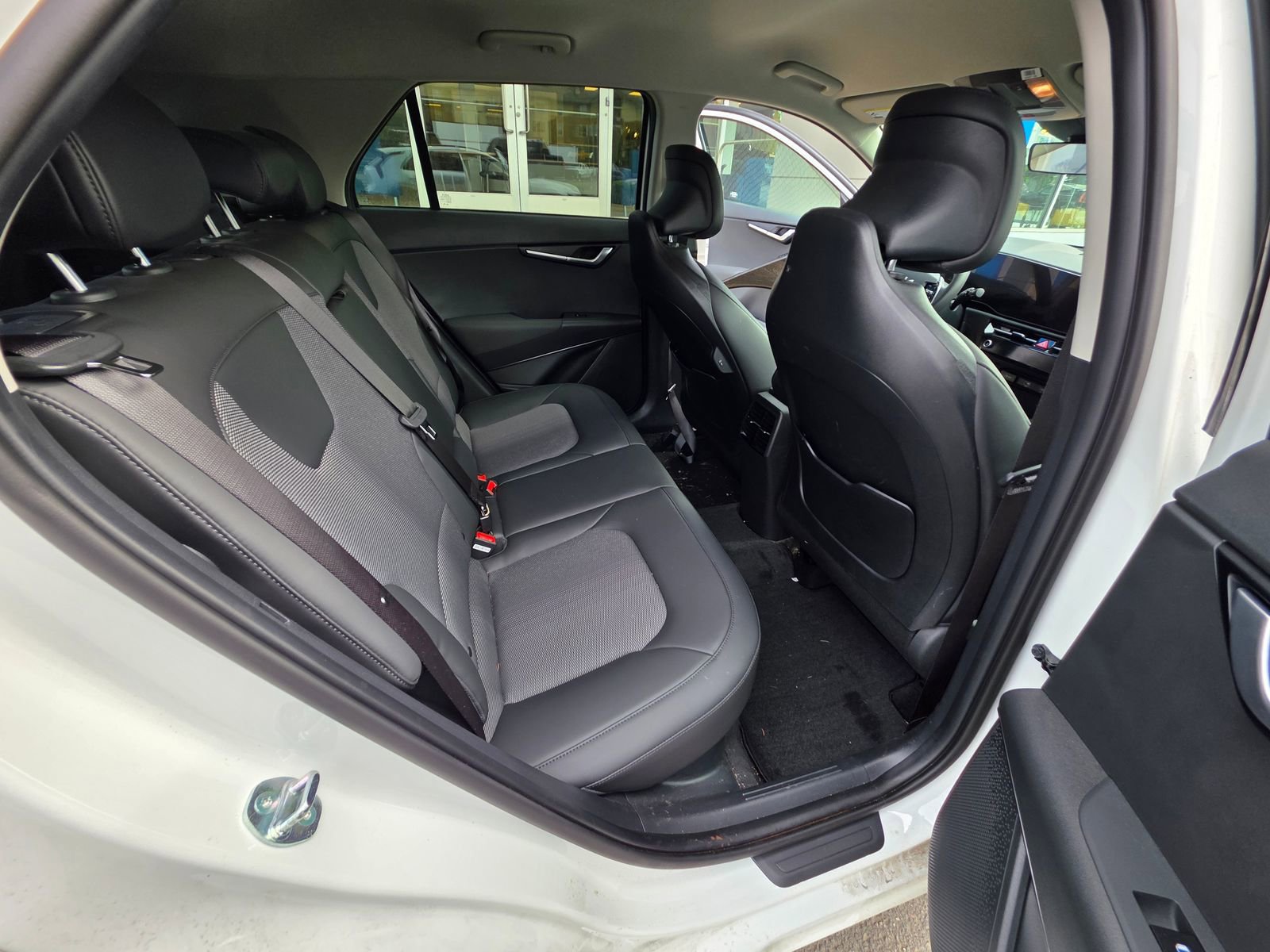 Used 2025 Kia Niro EX image 14