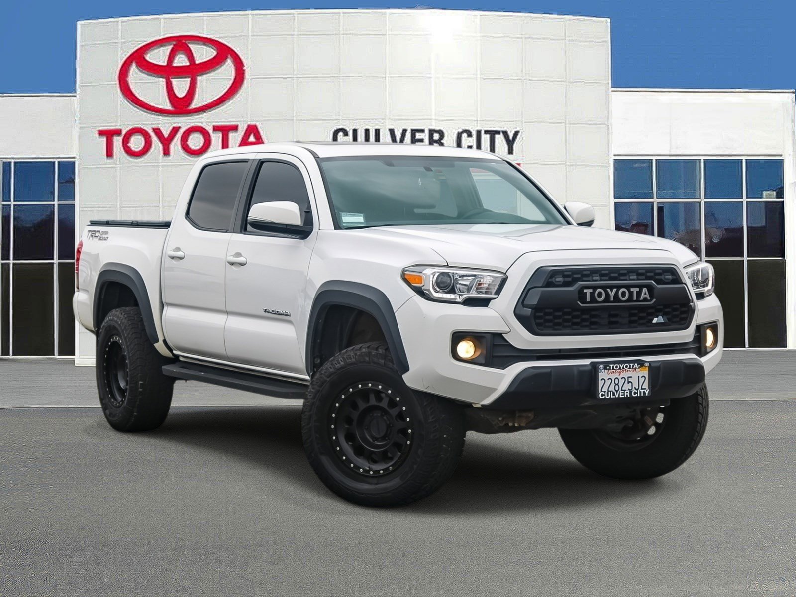 Used 2017 Toyota Tacoma TRD Off-Road image 1