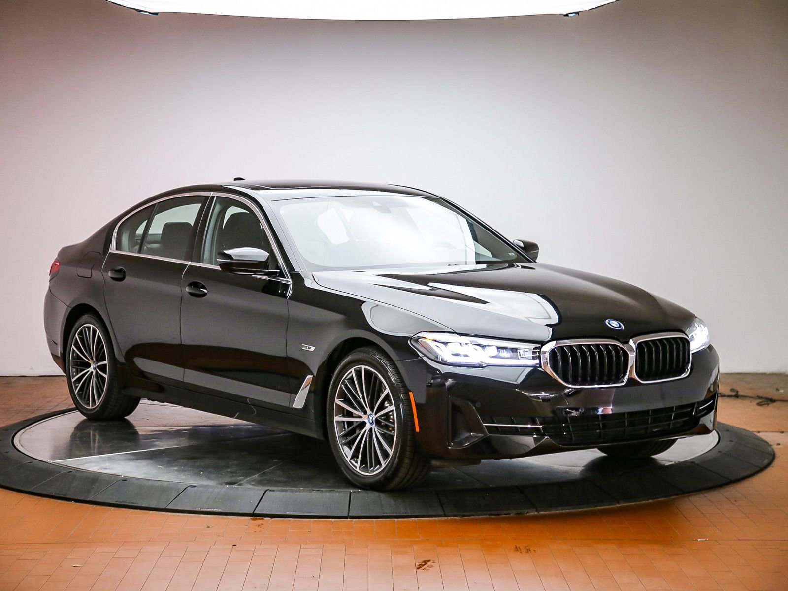 Used 2023 BMW 530e w/ Convenience Package RWD image 6