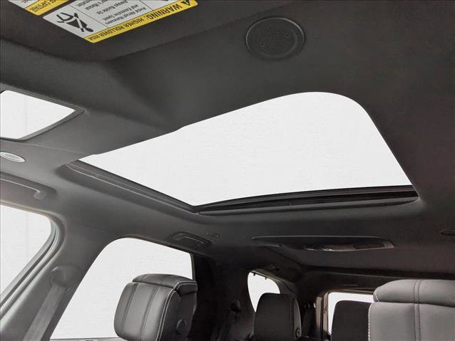 Used 2025 Land Rover Discovery Dynamic SE image 17